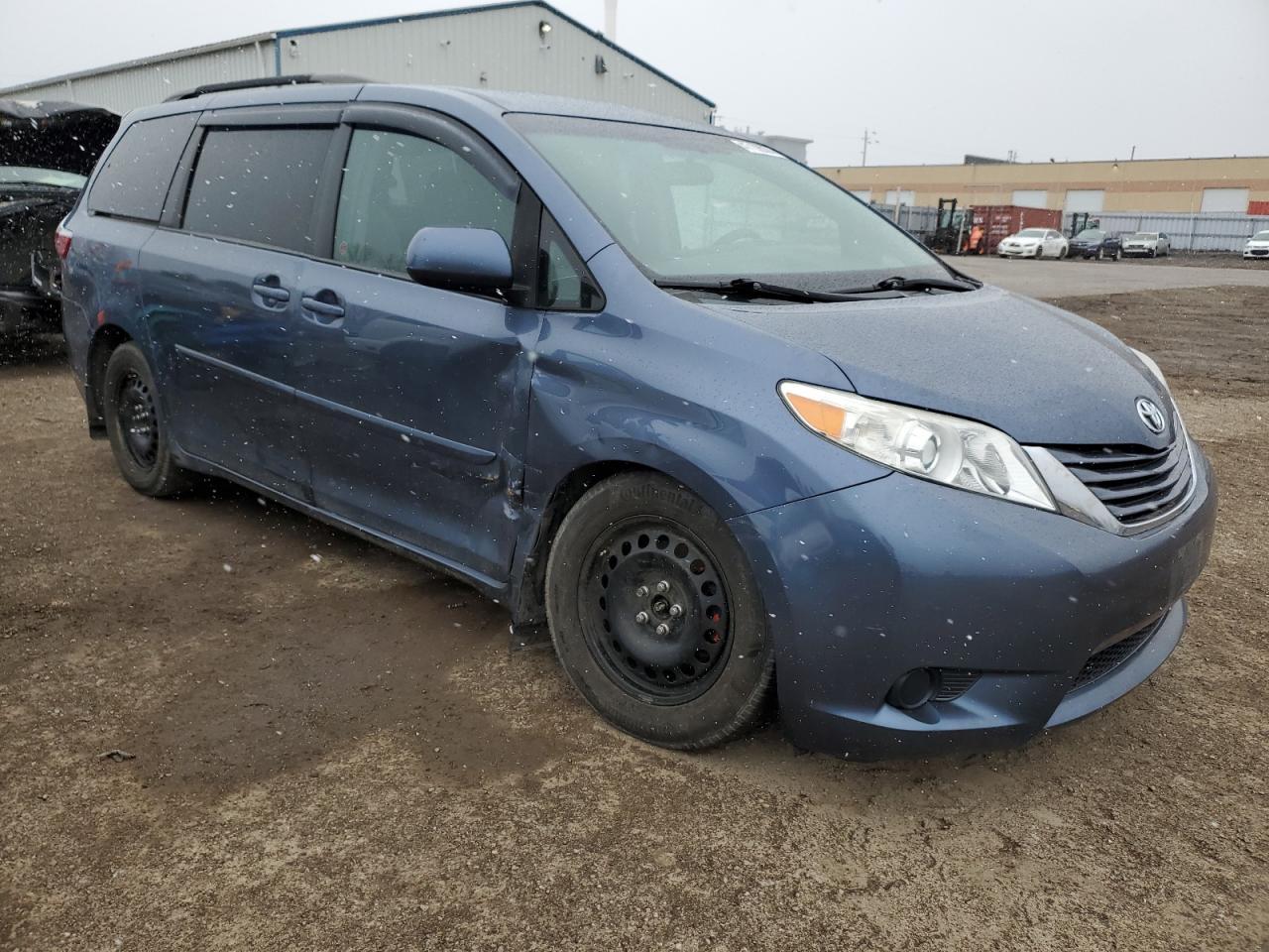 2015 TOYOTA SIENNA LE - Фото 4