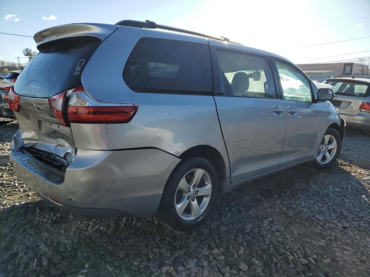 2015 TOYOTA SIENNA LE - Image 3