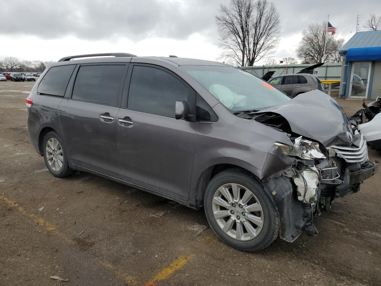 2011 TOYOTA SIENNA XLE - Image 4