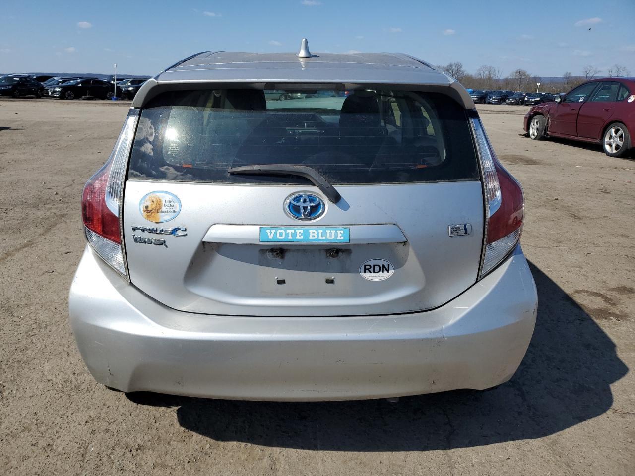 2015 TOYOTA PRIUS C - Image 6