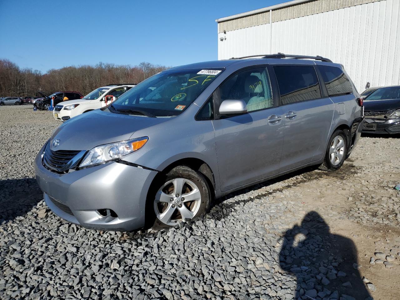 2015 TOYOTA SIENNA LE