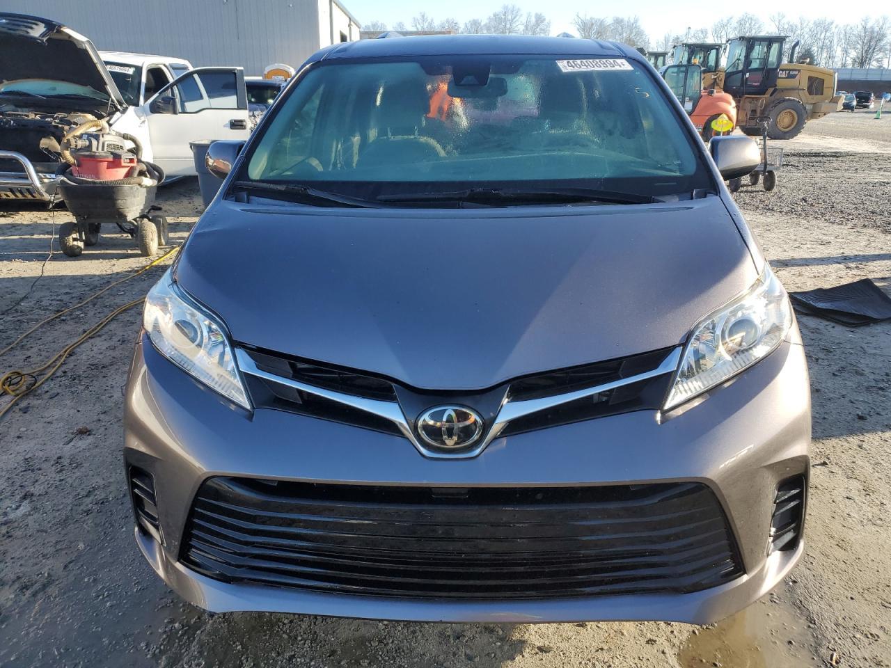 2019 TOYOTA SIENNA LE - Фото 5