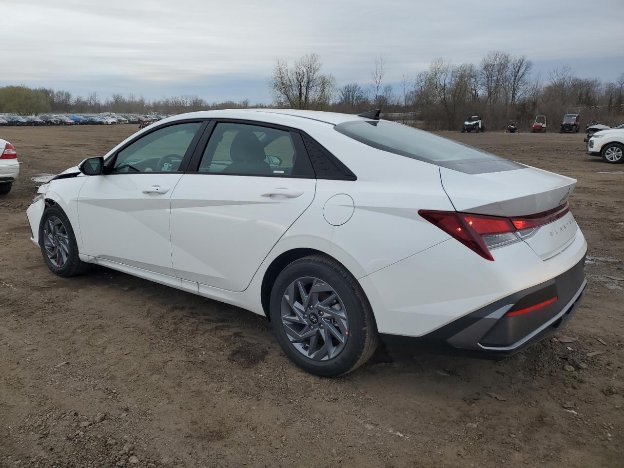 2024 HYUNDAI ELANTRA SE - Фото 2