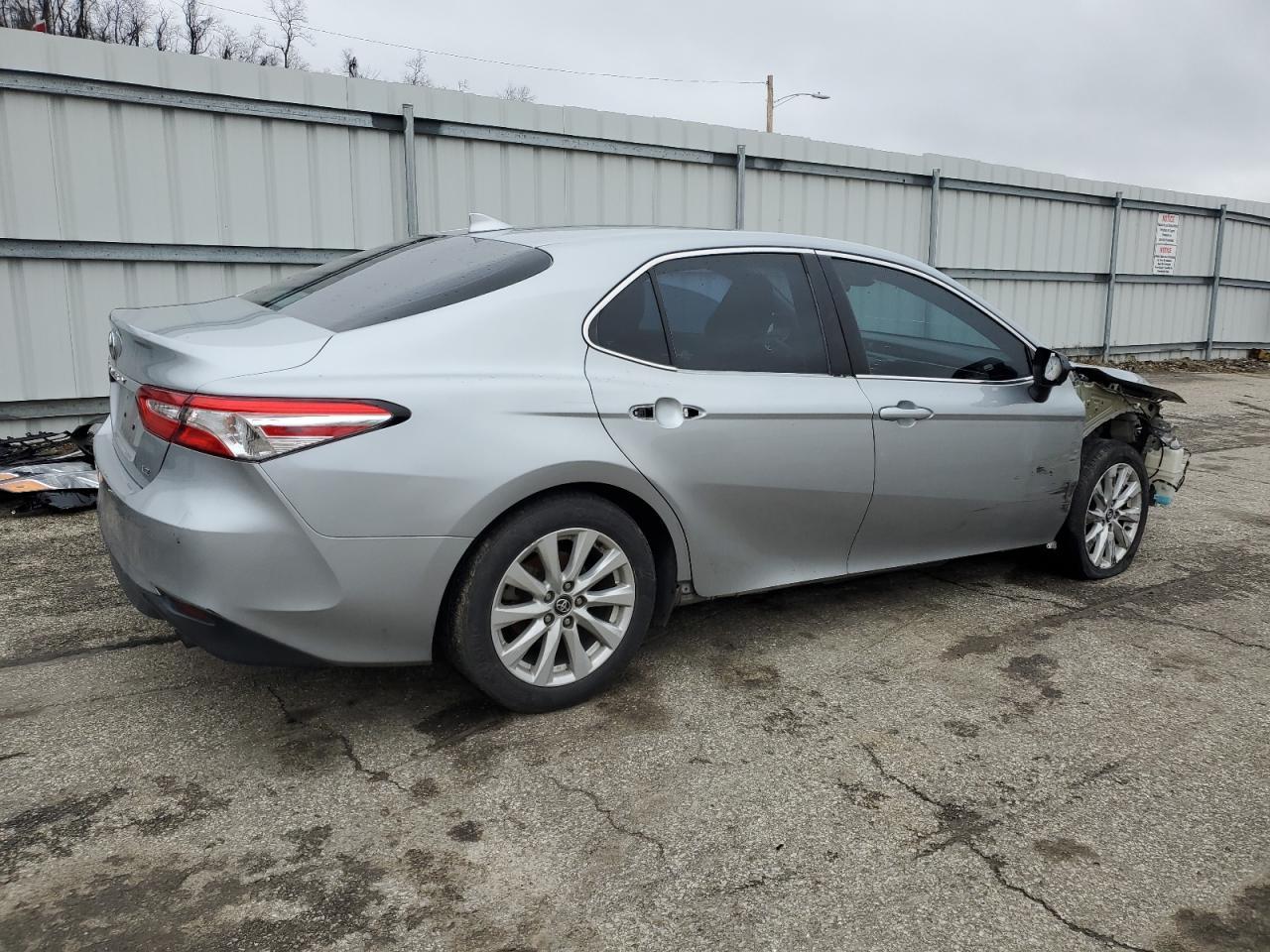 2020 TOYOTA CAMRY LE - Фото 3