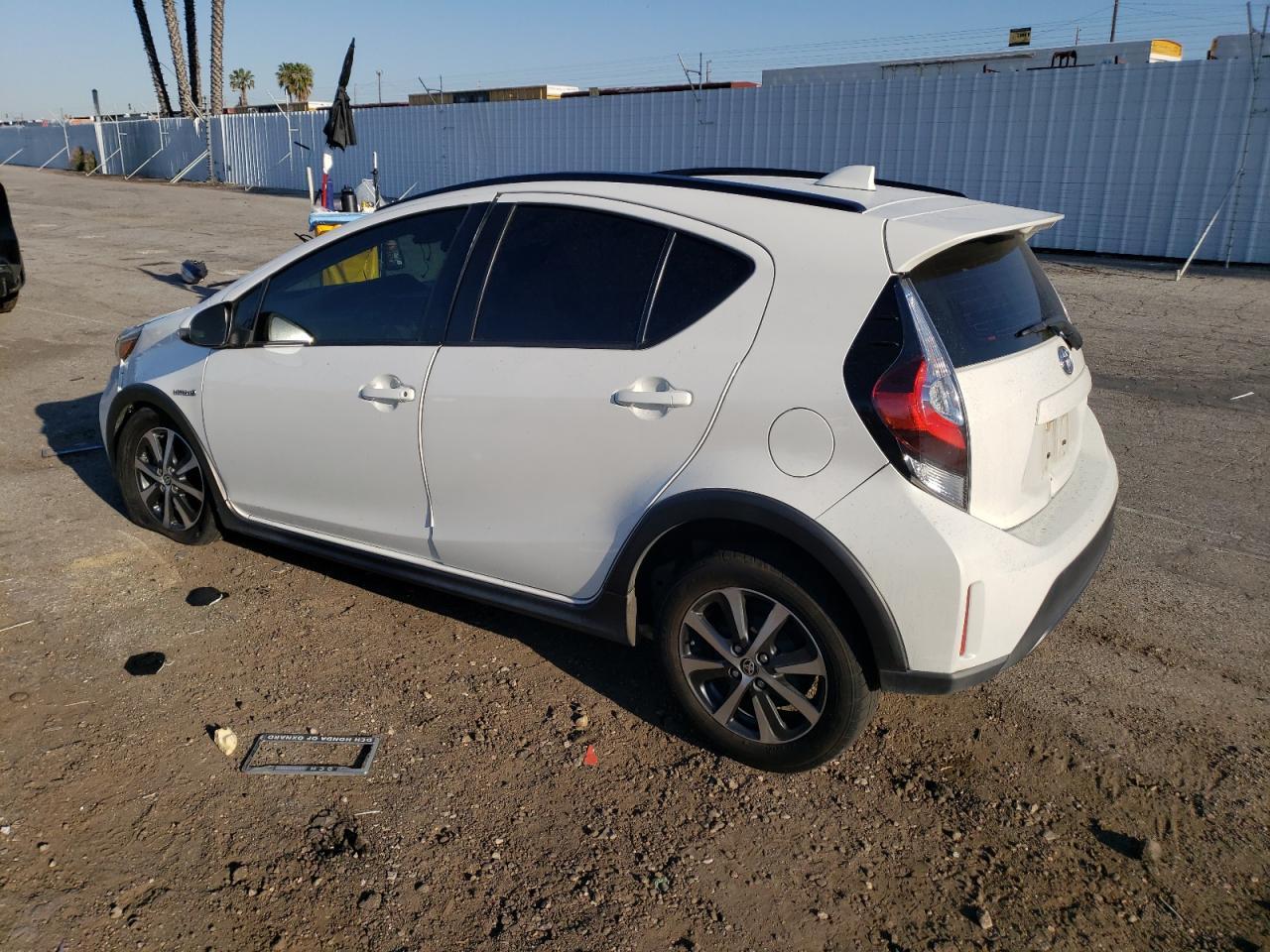 2018 TOYOTA PRIUS C - Image 2