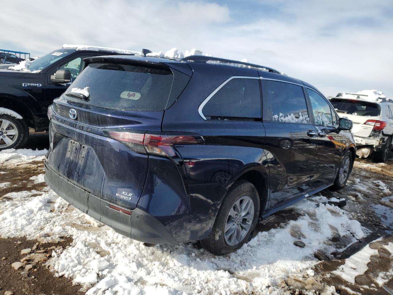 2023 TOYOTA SIENNA XLE - Image 3