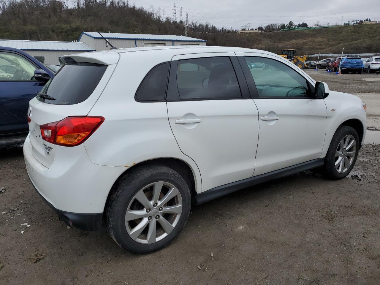 2015 MITSUBISHI OUTLANDER - Image 3