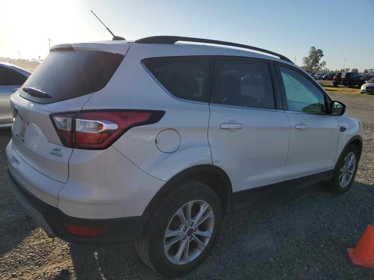 2017 FORD ESCAPE SE - Image 3