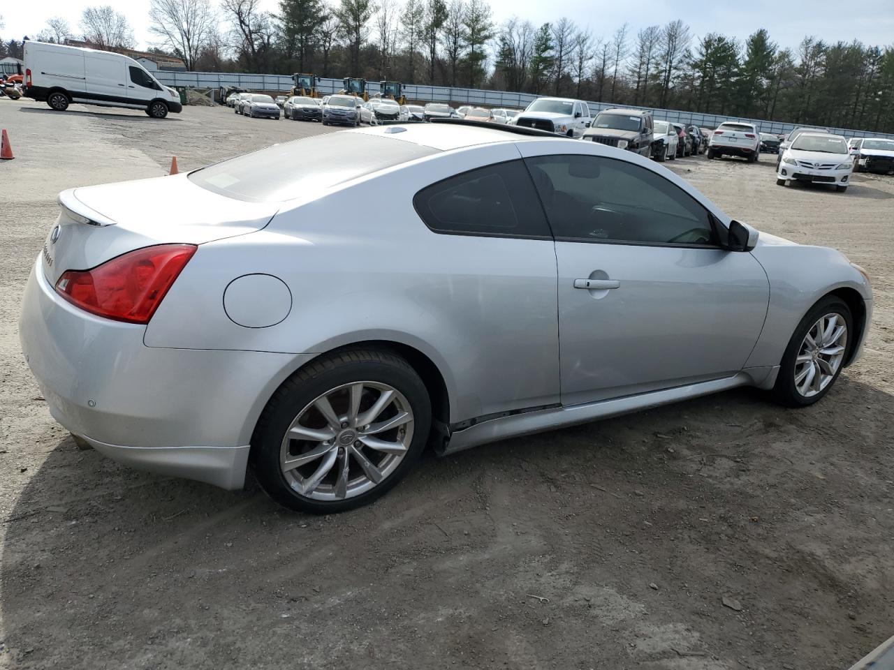 2011 INFINITI G37 - Фото 3