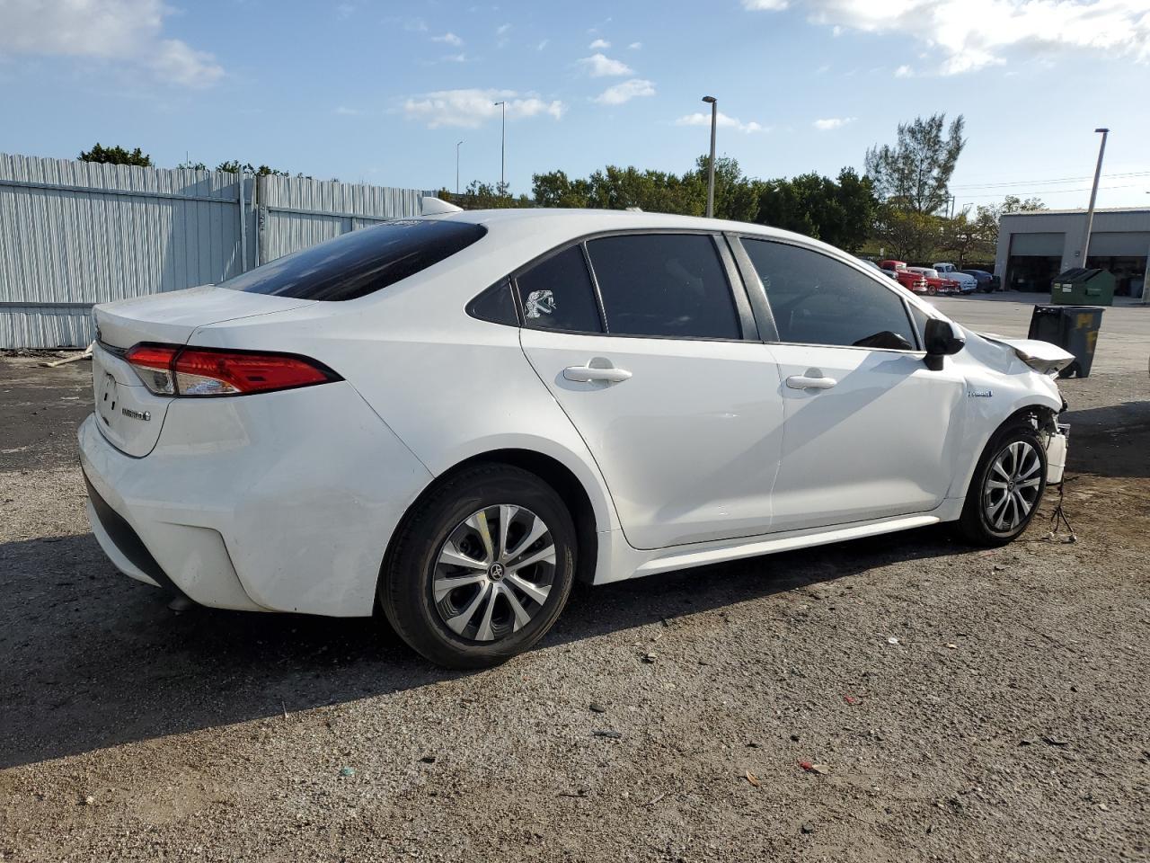 2021 TOYOTA COROLLA LE - Фото 3