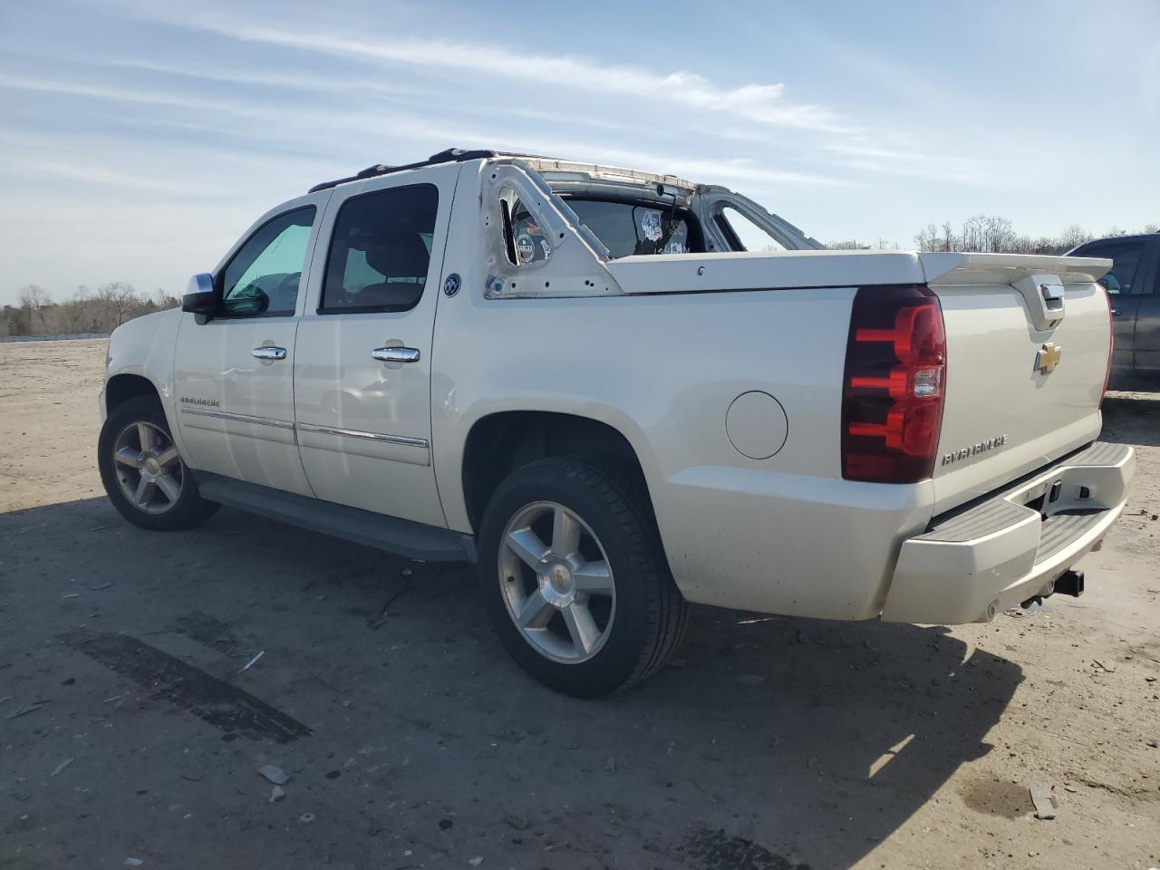 2013 CHEVROLET AVALANCHE - Image 2