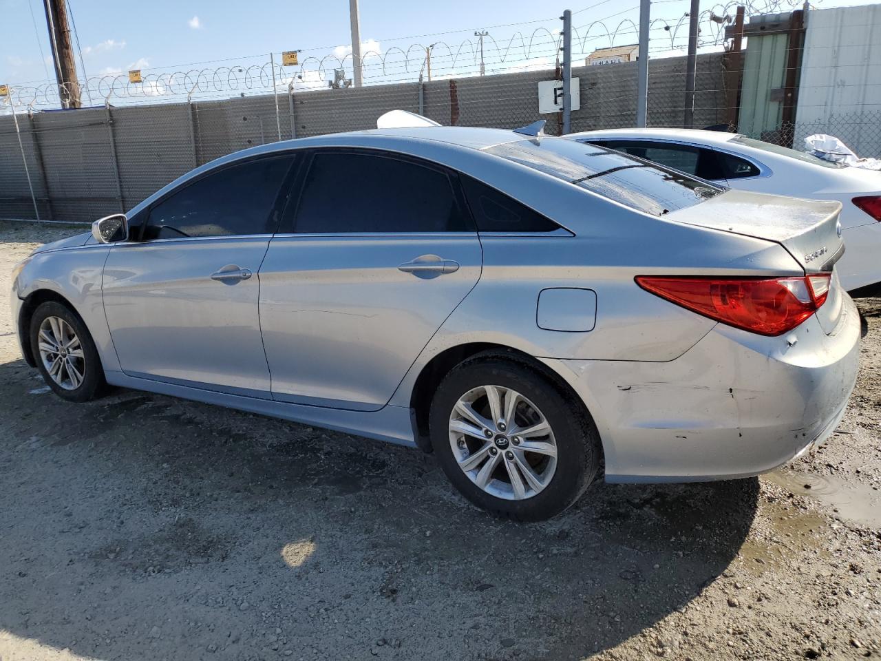 2011 HYUNDAI SONATA GLS - Image 2