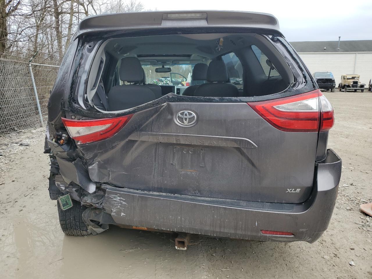 2015 TOYOTA SIENNA XLE - Image 6