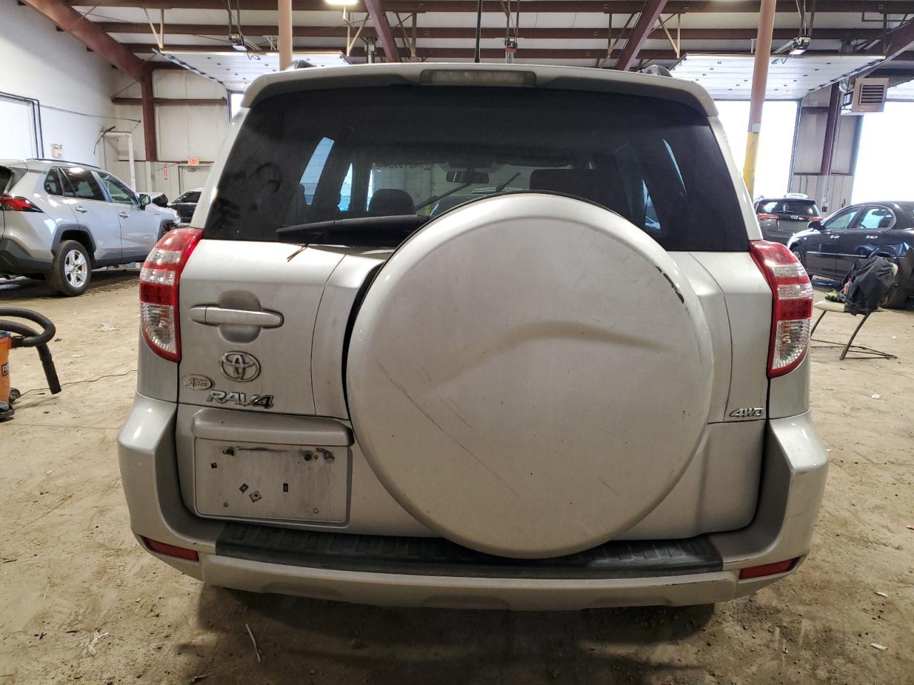 2011 TOYOTA RAV4 - Фото 6