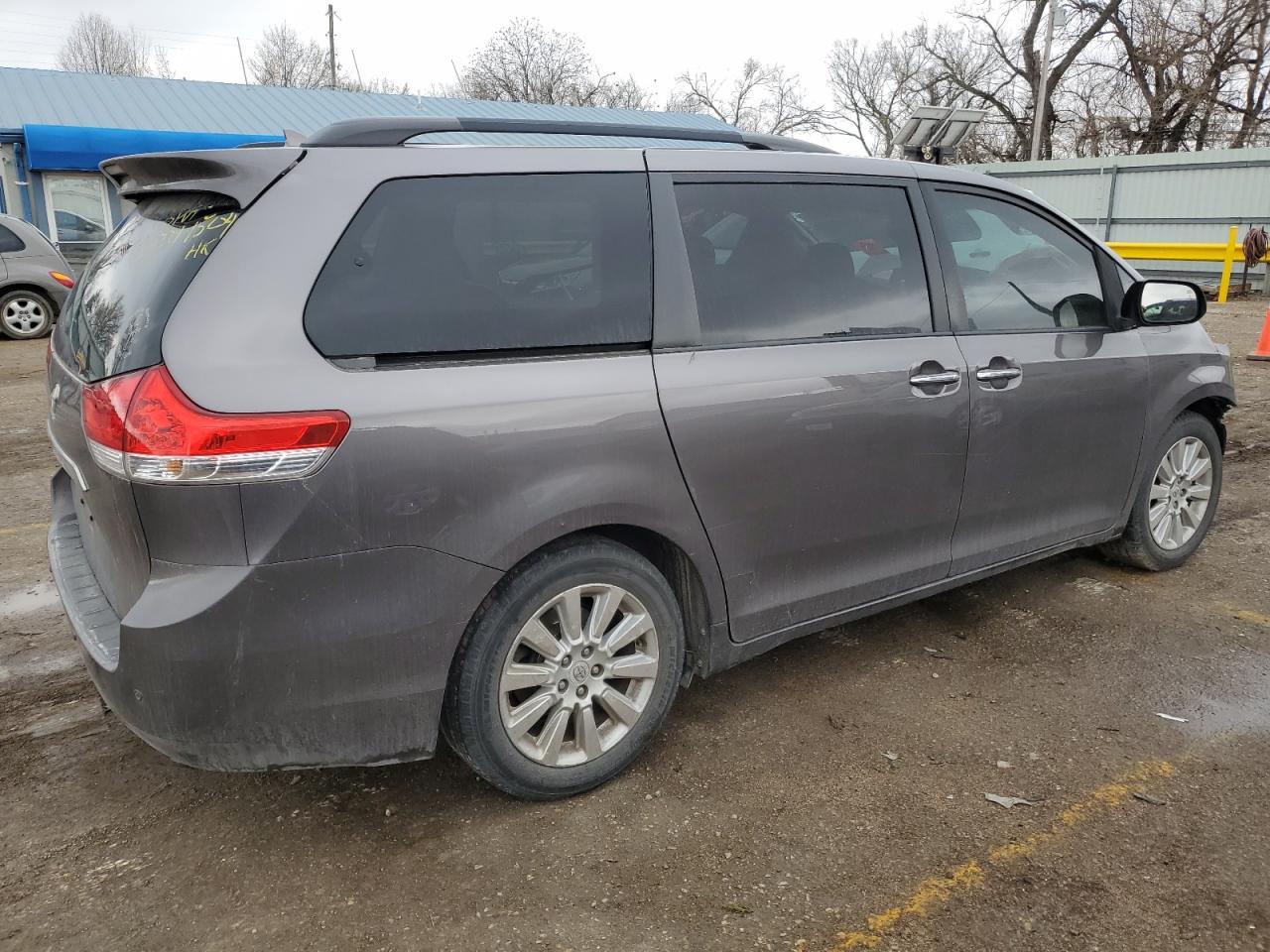 2011 TOYOTA SIENNA XLE - Image 3