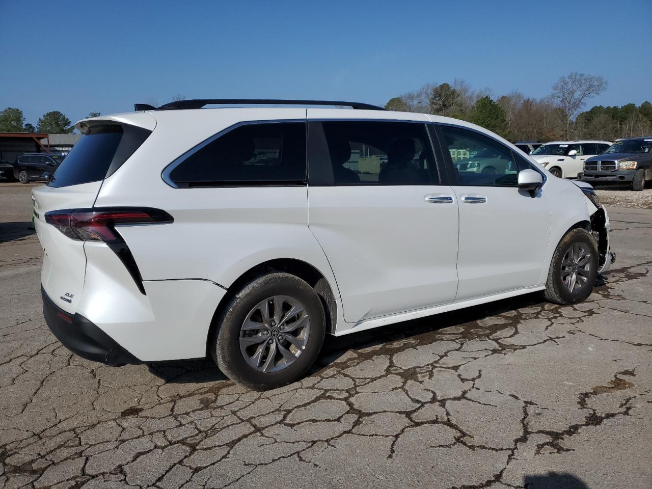 2023 TOYOTA SIENNA XLE - Image 3