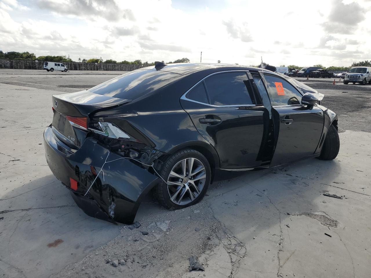2019 LEXUS IS 300 - Фото 3