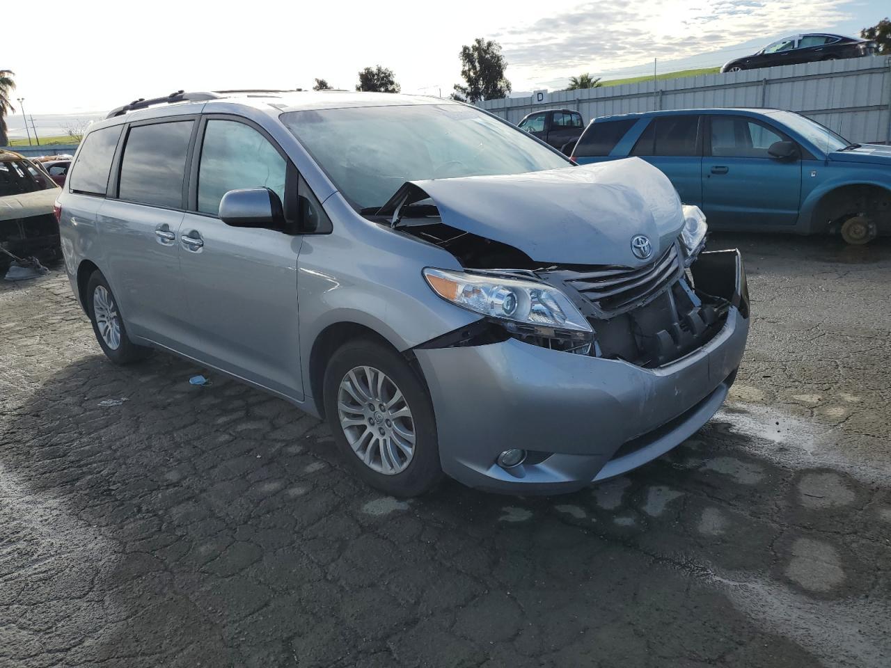 2015 TOYOTA SIENNA XLE - Фото 4