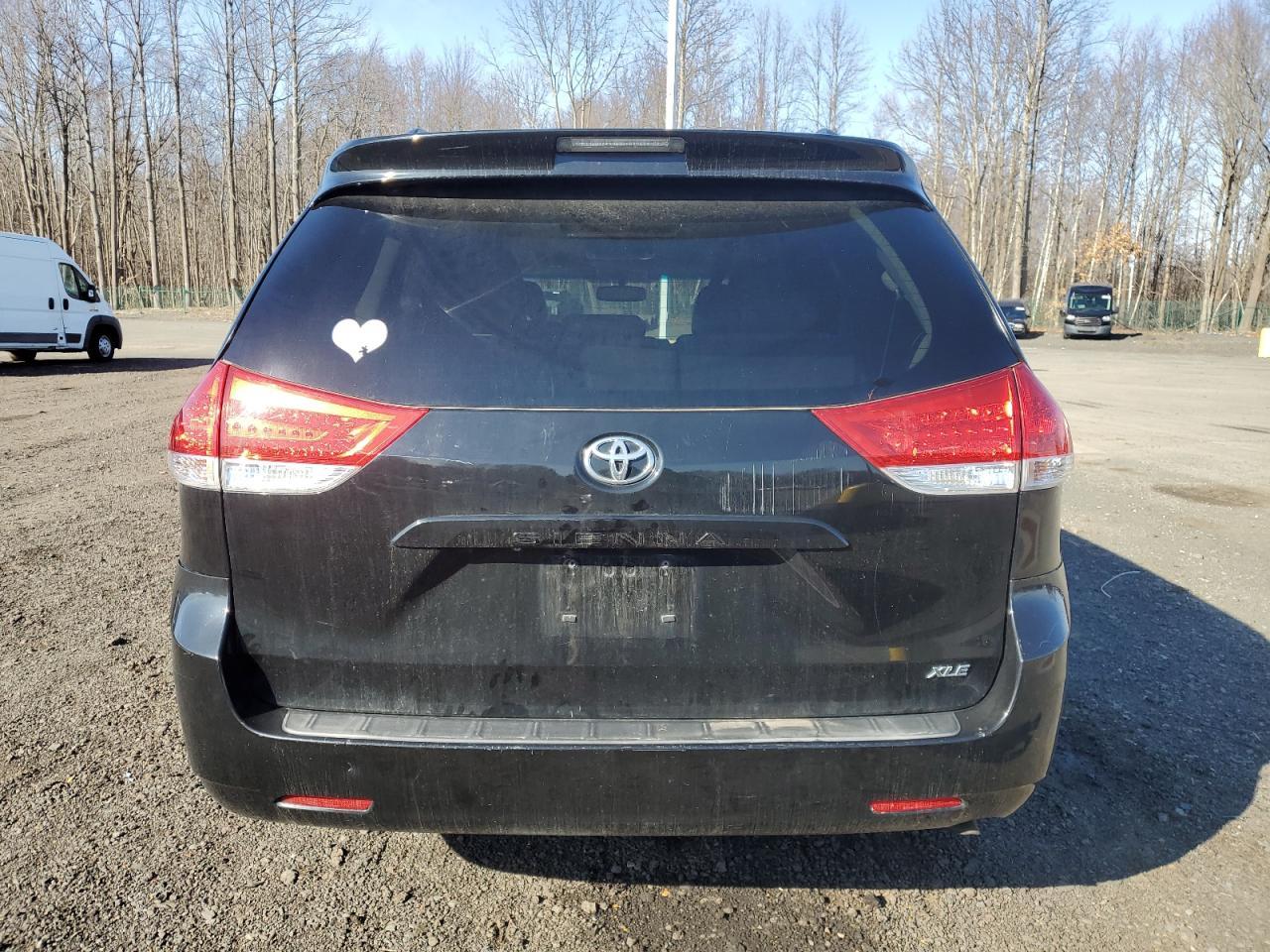 2011 TOYOTA SIENNA XLE - Image 6
