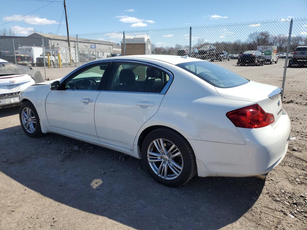 2011 INFINITI G37 - Фото 2