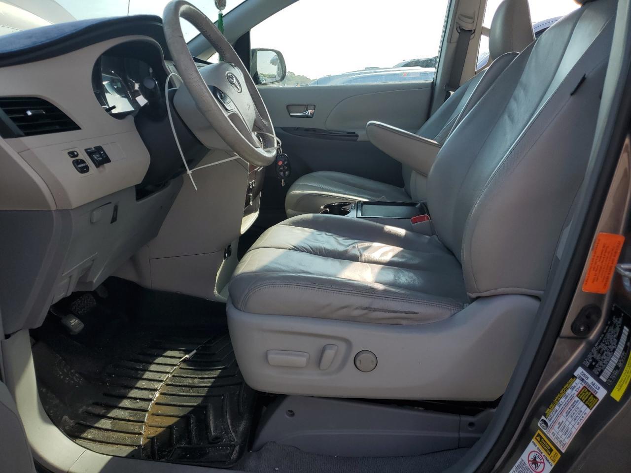 2011 TOYOTA SIENNA XLE - Image 7