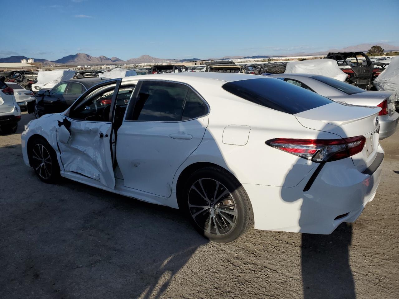 2018 TOYOTA CAMRY L - Фото 2