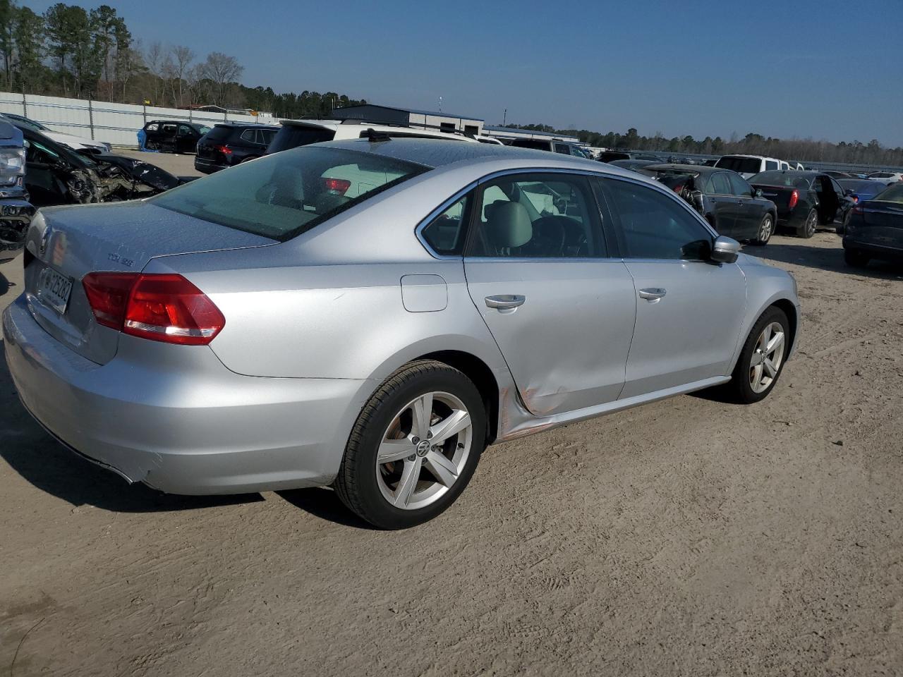 2013 VOLKSWAGEN PASSAT SE - Image 3