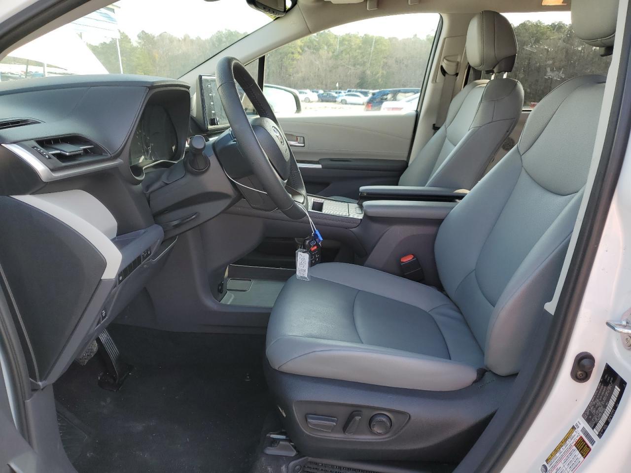 2023 TOYOTA SIENNA XLE - Image 7