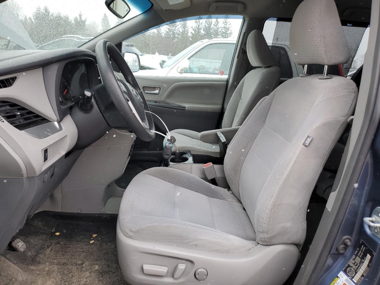 2015 TOYOTA SIENNA LE - Фото 7