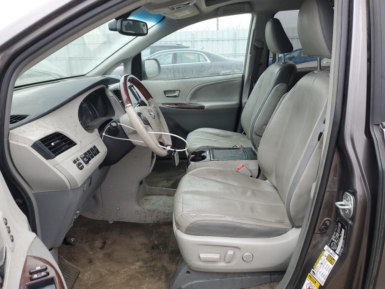 2013 TOYOTA SIENNA XLE - Image 7