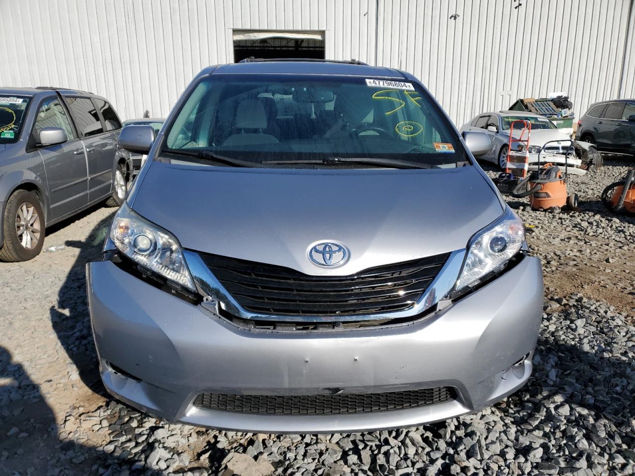 2015 TOYOTA SIENNA LE - Image 5