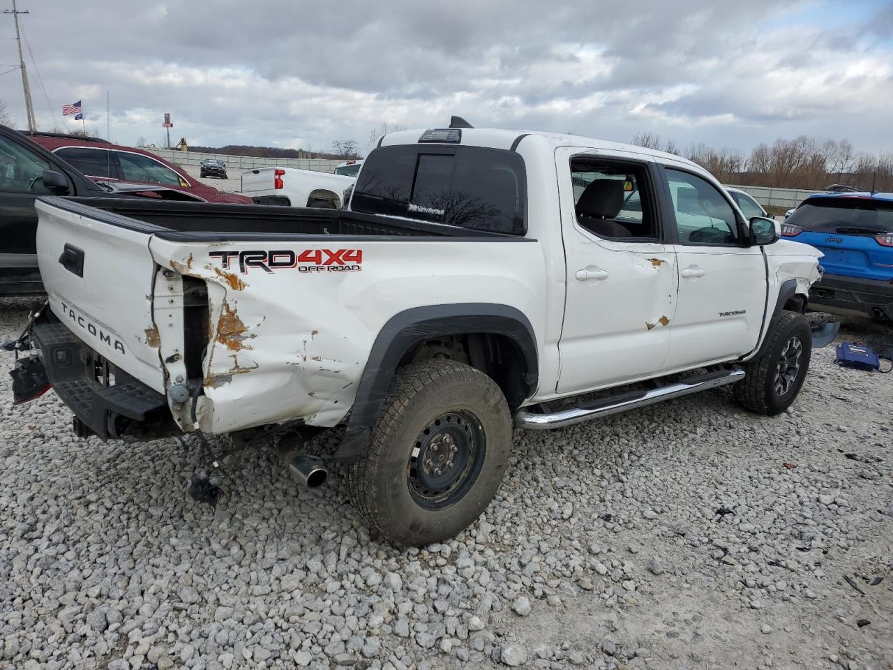 2017 TOYOTA TACOMA DOU - Фото 3