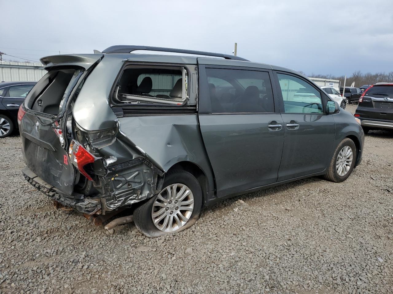 2011 TOYOTA SIENNA XLE - Image 3