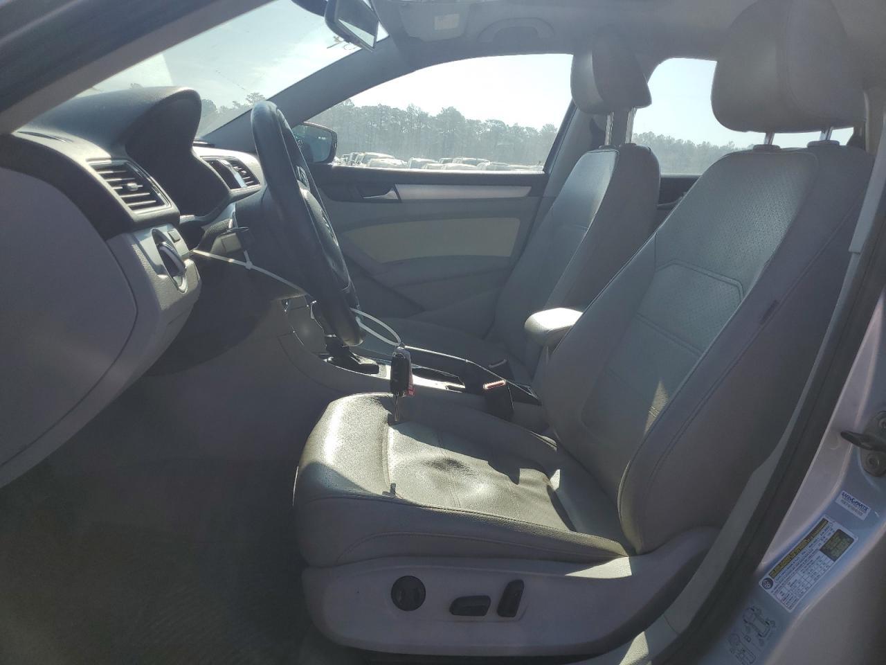 2013 VOLKSWAGEN PASSAT SE - Image 7