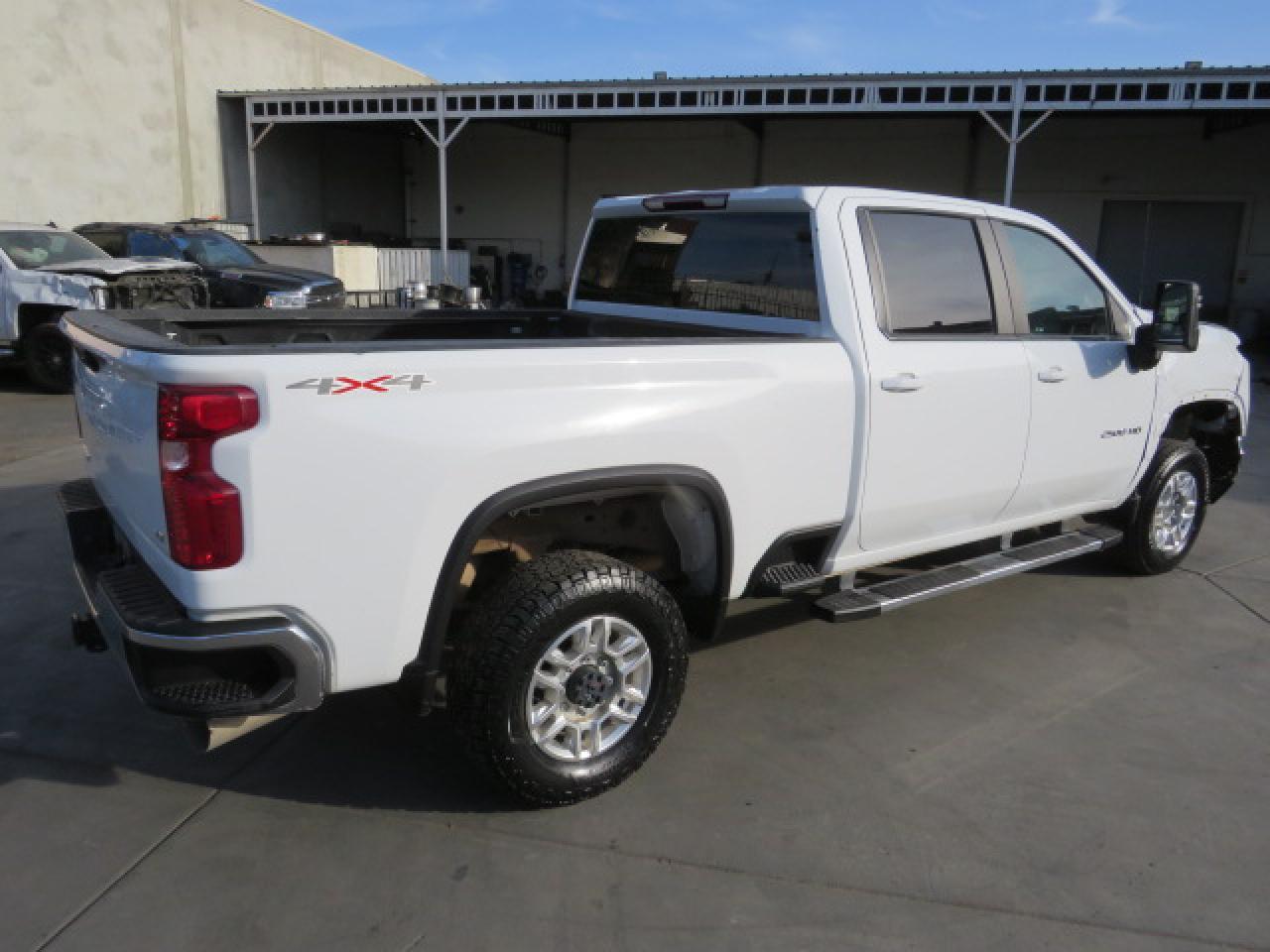 2023 CHEVROLET SILVERADO - Фото 3