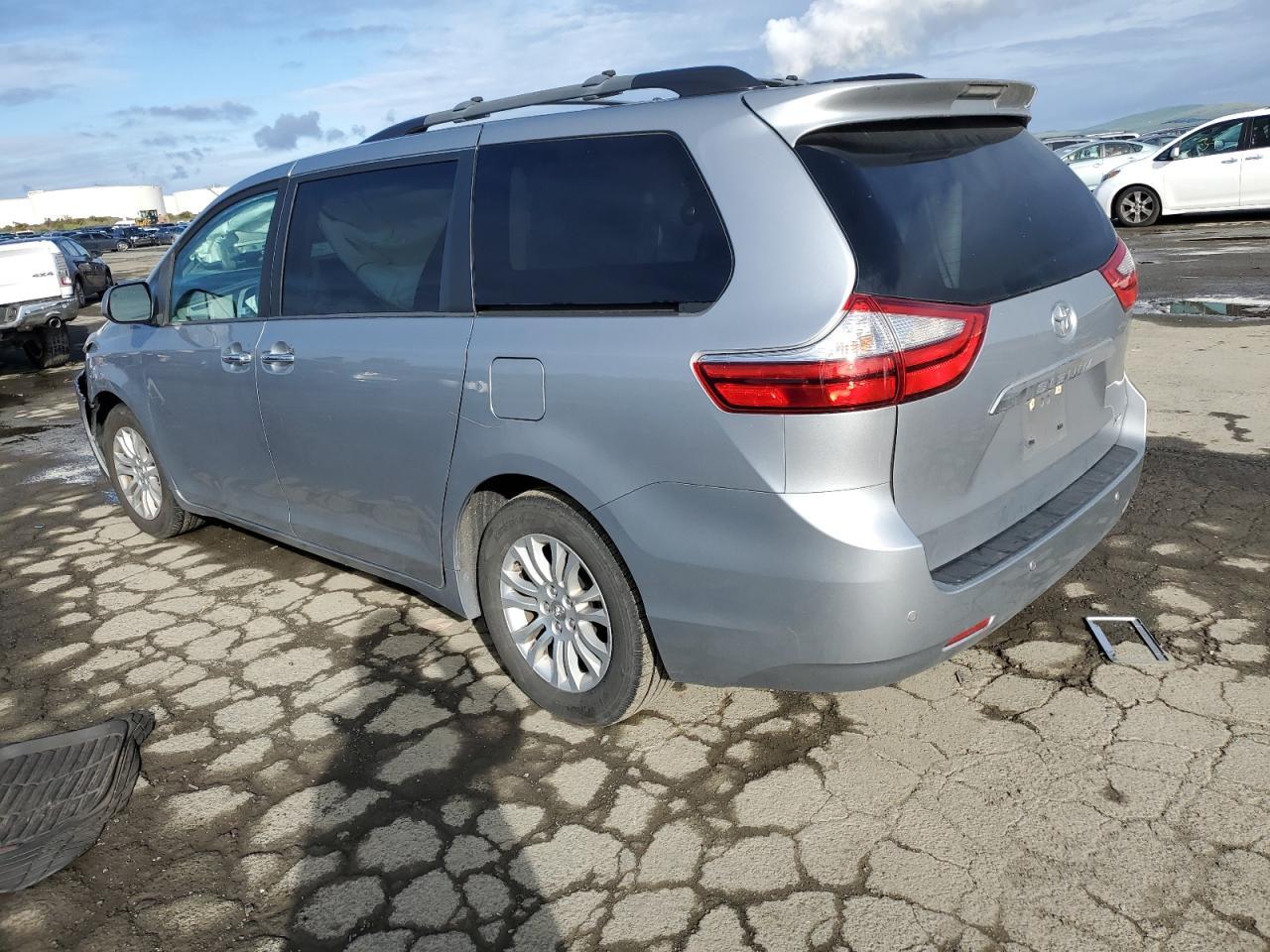 2015 TOYOTA SIENNA XLE - Фото 2