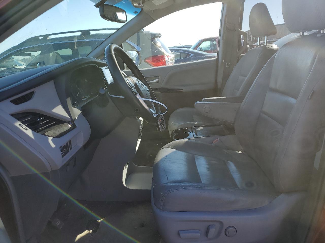 2015 TOYOTA SIENNA XLE - Image 7
