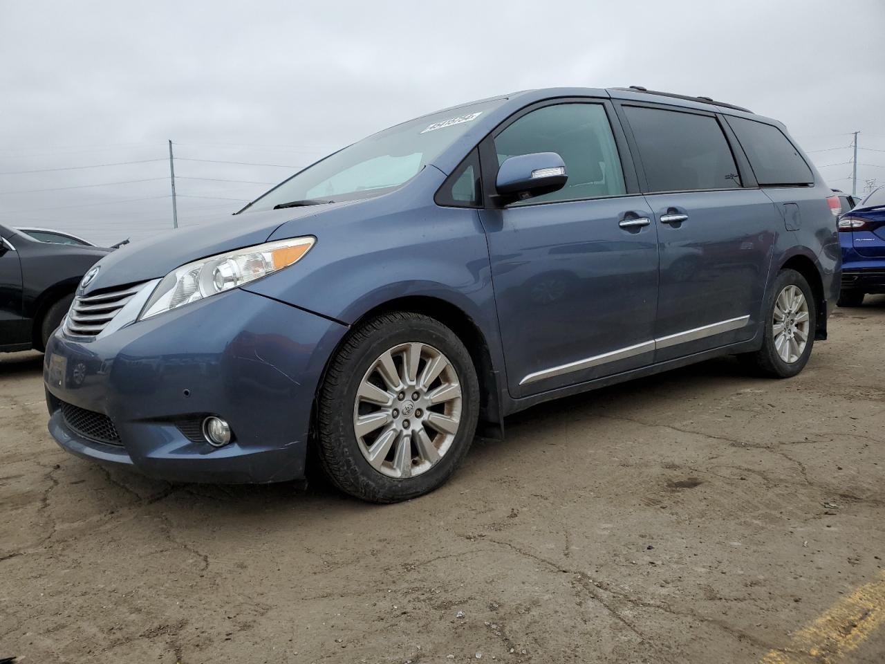 2013 TOYOTA SIENNA XLE