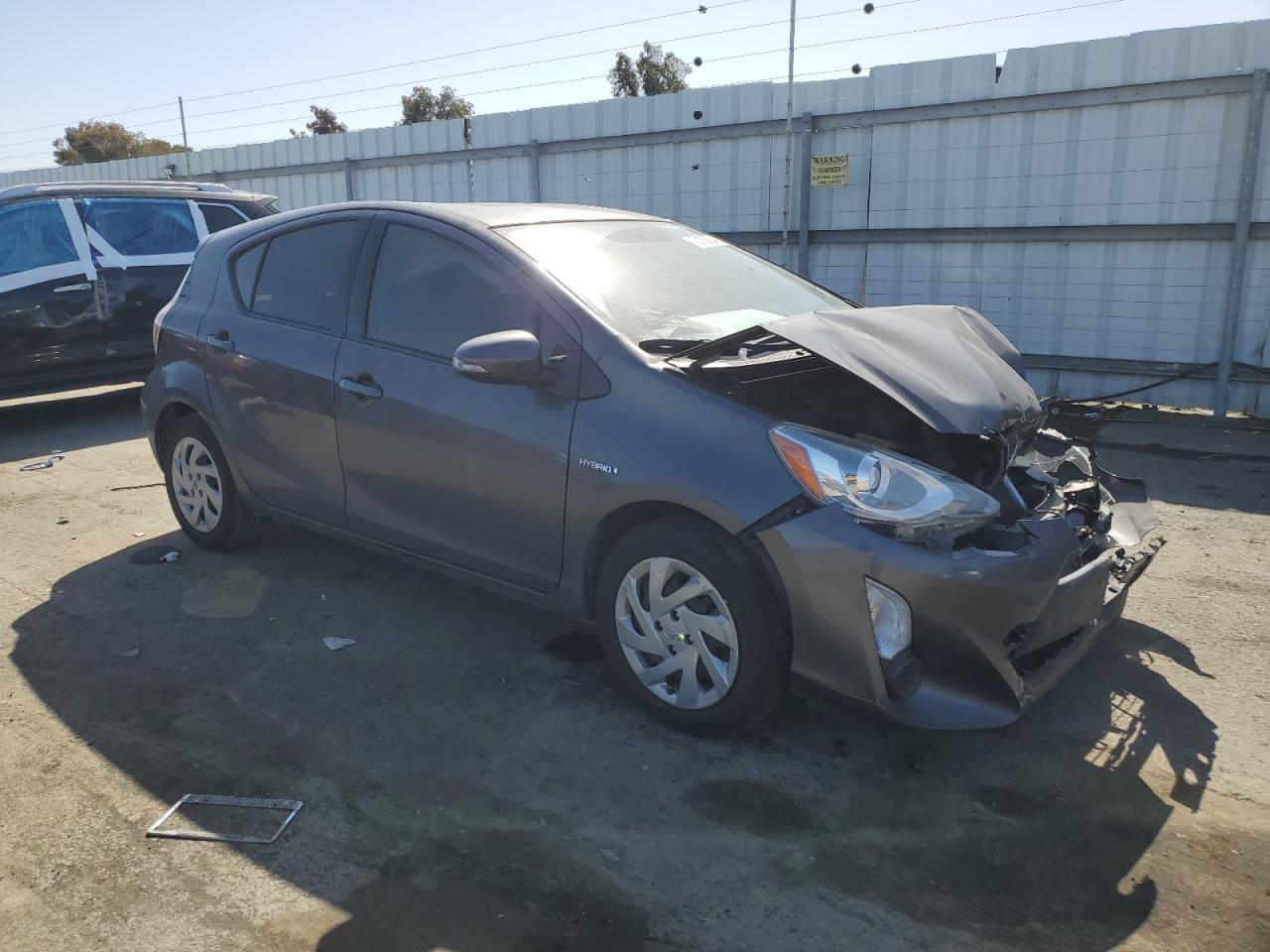 2015 TOYOTA PRIUS C - Image 4