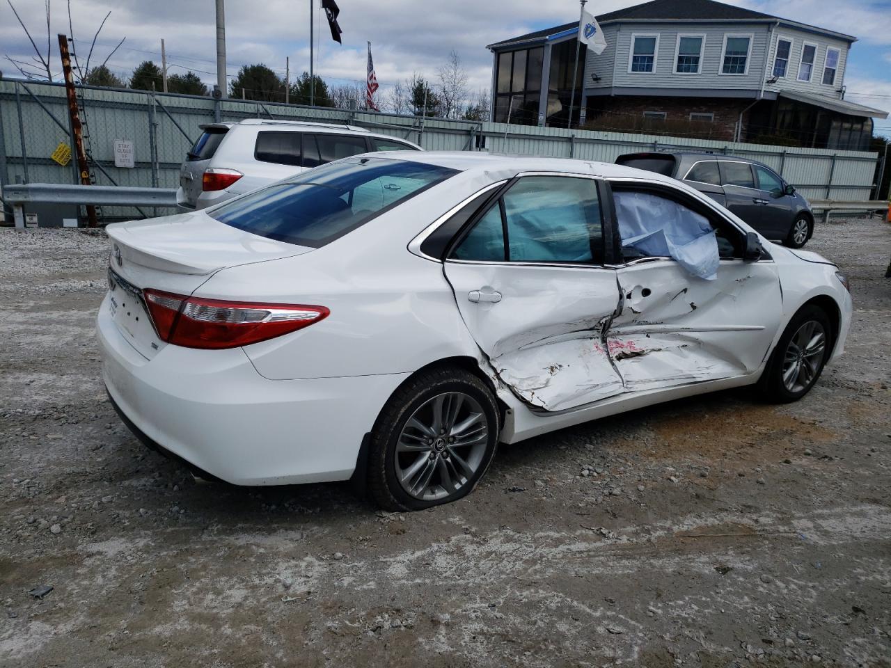 2015 TOYOTA CAMRY LE - Image 3