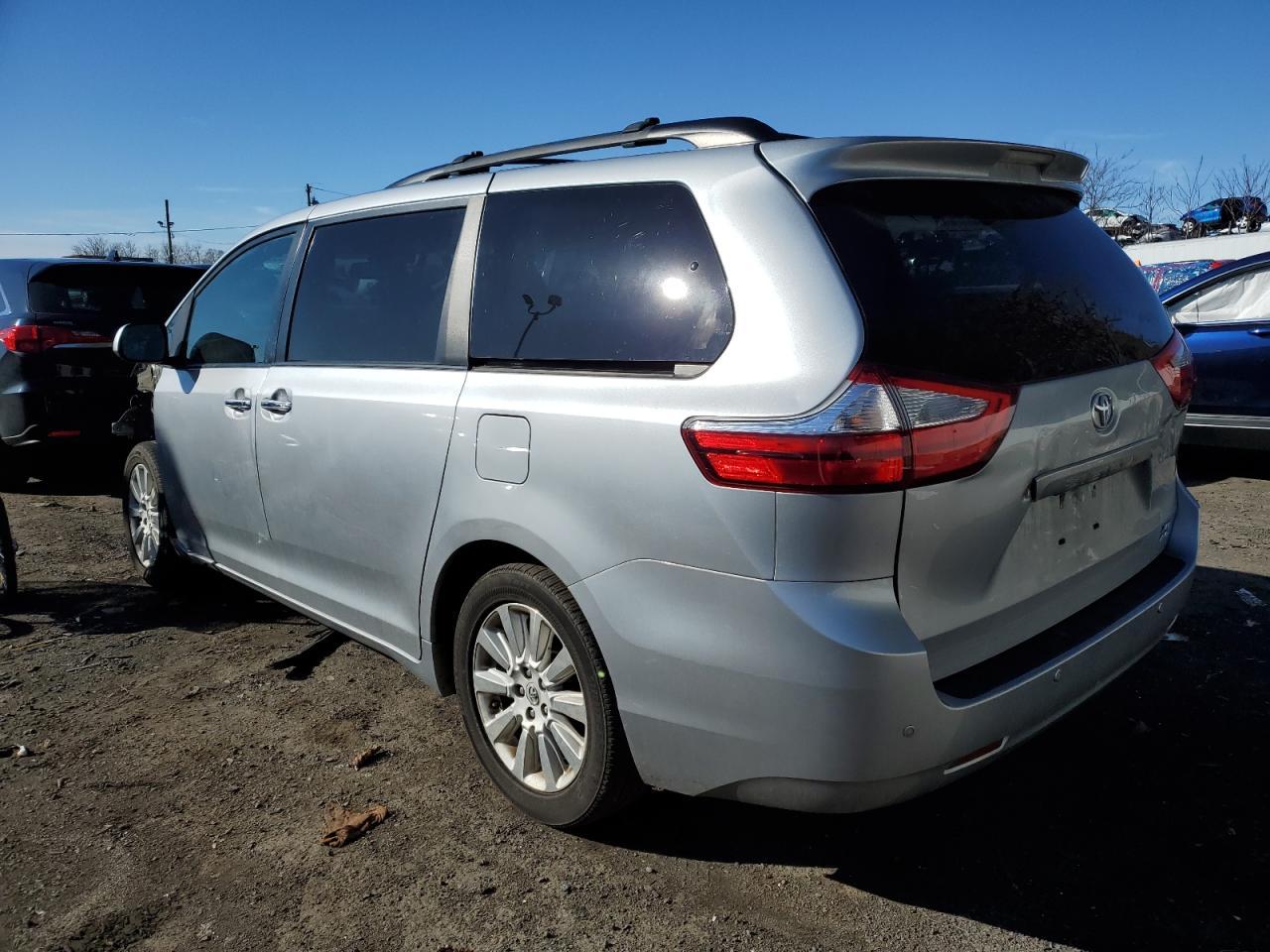2015 TOYOTA SIENNA XLE - Фото 2