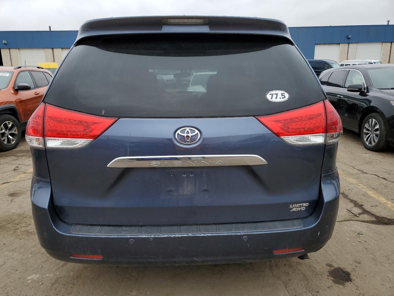 2013 TOYOTA SIENNA XLE - Image 6