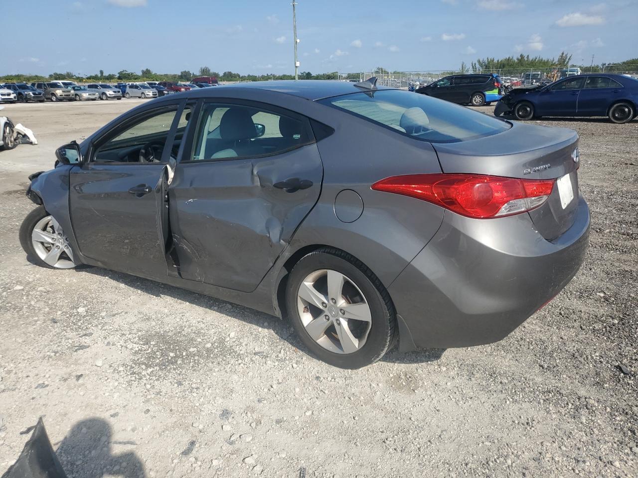 2013 HYUNDAI ELANTRA GL - Image 2