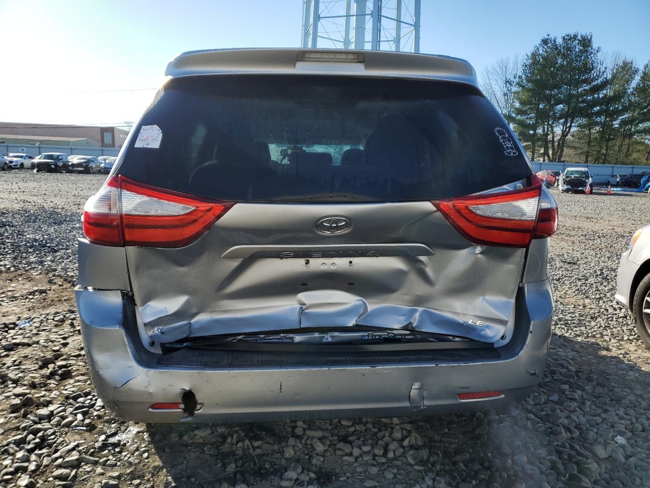 2015 TOYOTA SIENNA LE - Image 6