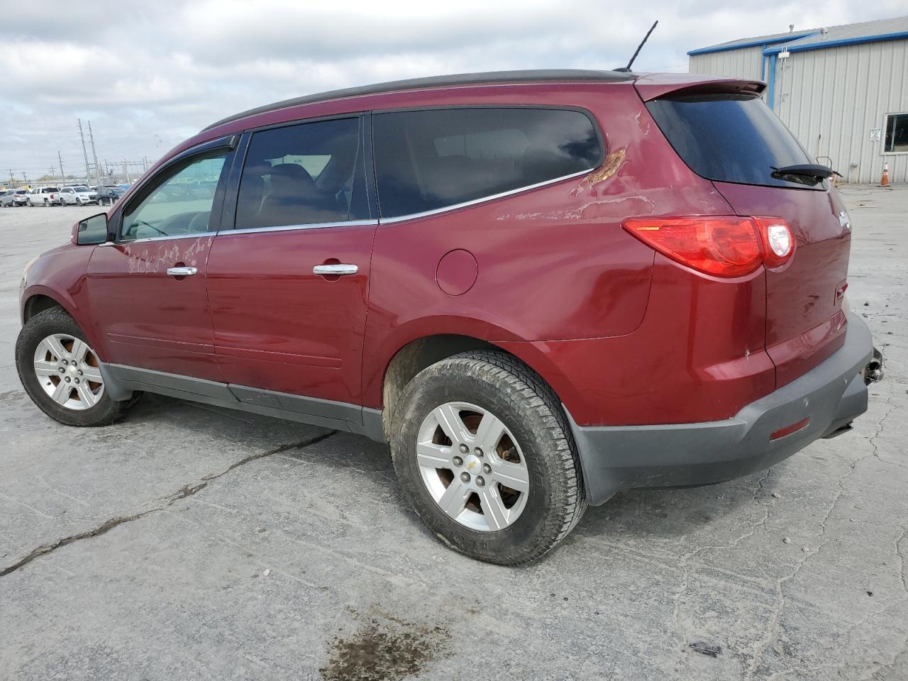 2011 CHEVROLET TRAVERSE L - Image 2