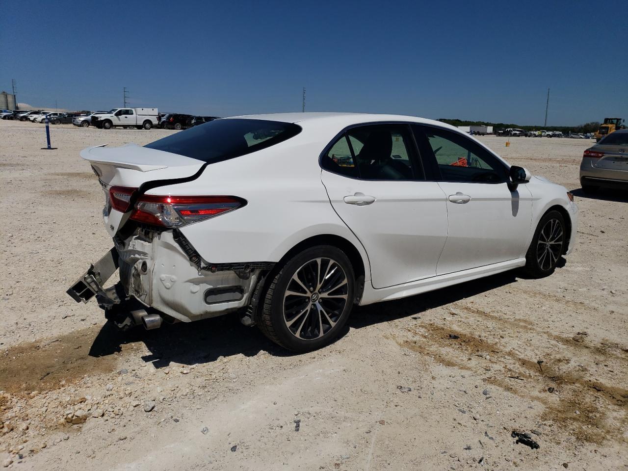 2018 TOYOTA CAMRY L - Фото 3