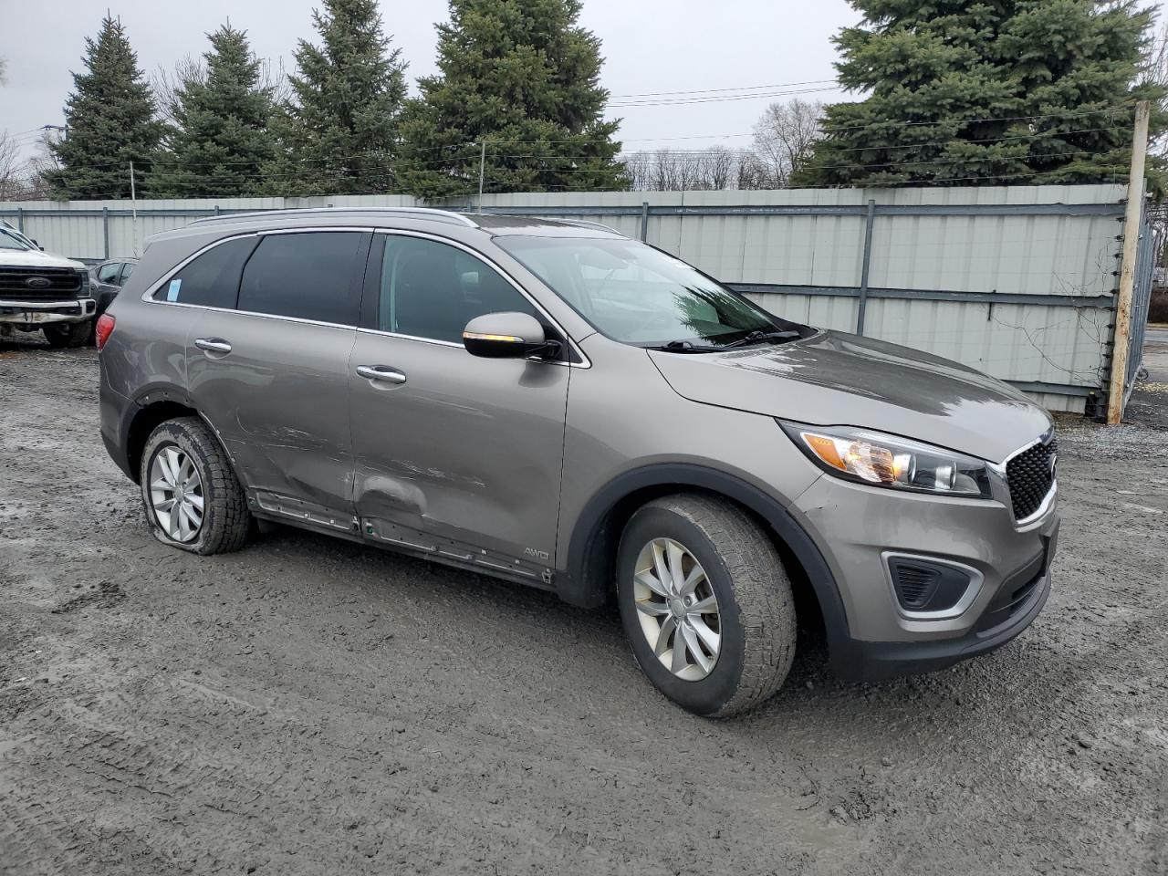 2017 KIA SORENTO LX - Image 4