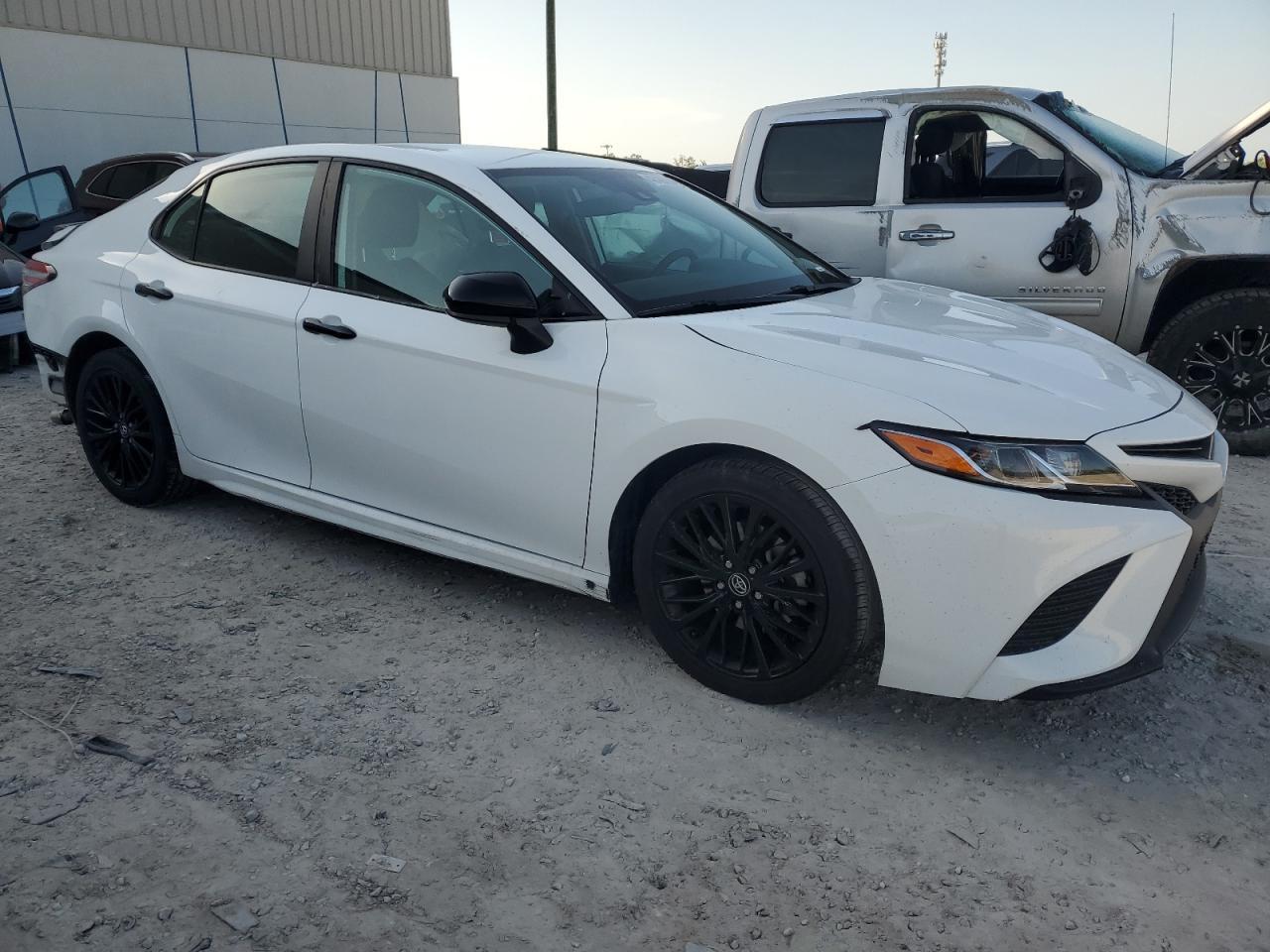 2020 TOYOTA CAMRY SE - Фото 4