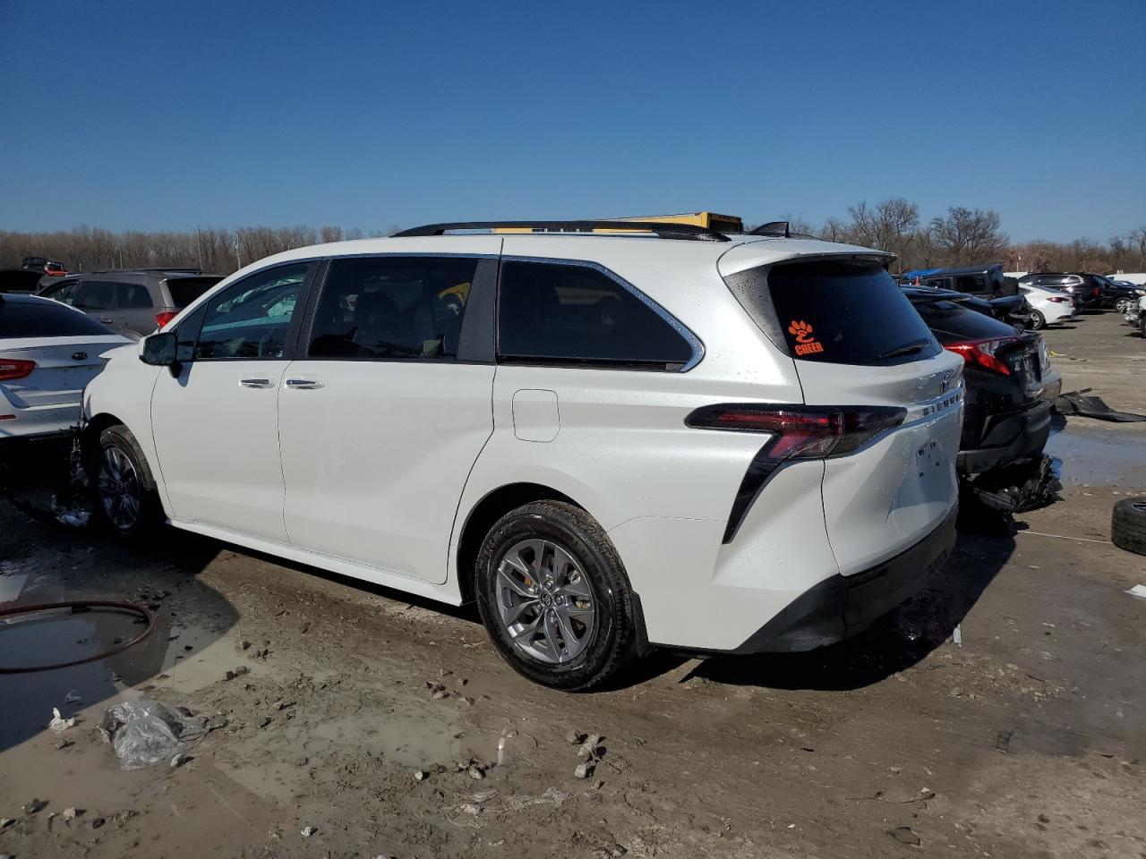 2023 TOYOTA SIENNA XLE - Фото 2