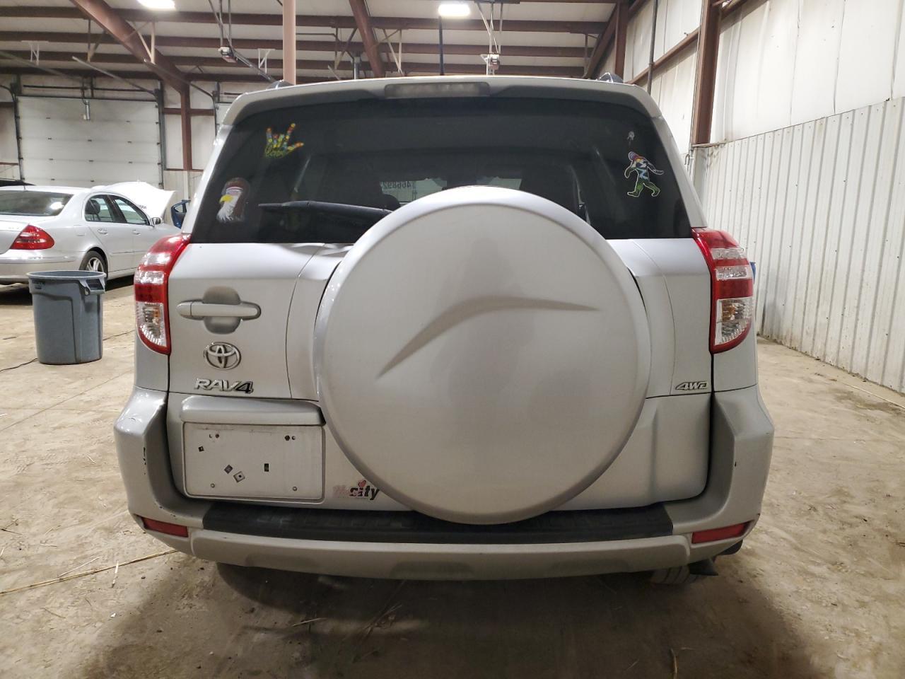 2011 TOYOTA RAV4 - Фото 6